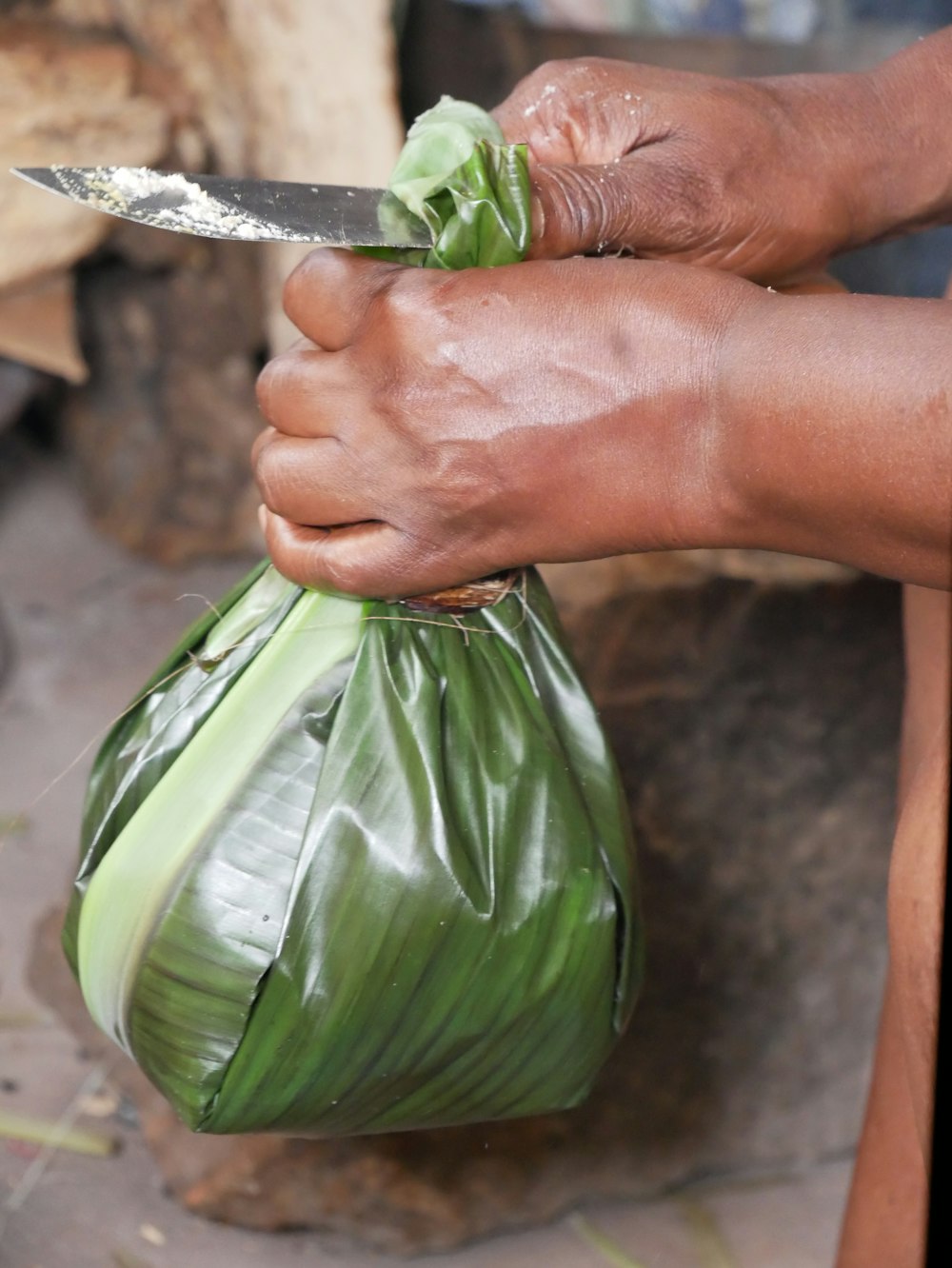 uma pessoa cortando um vegetal