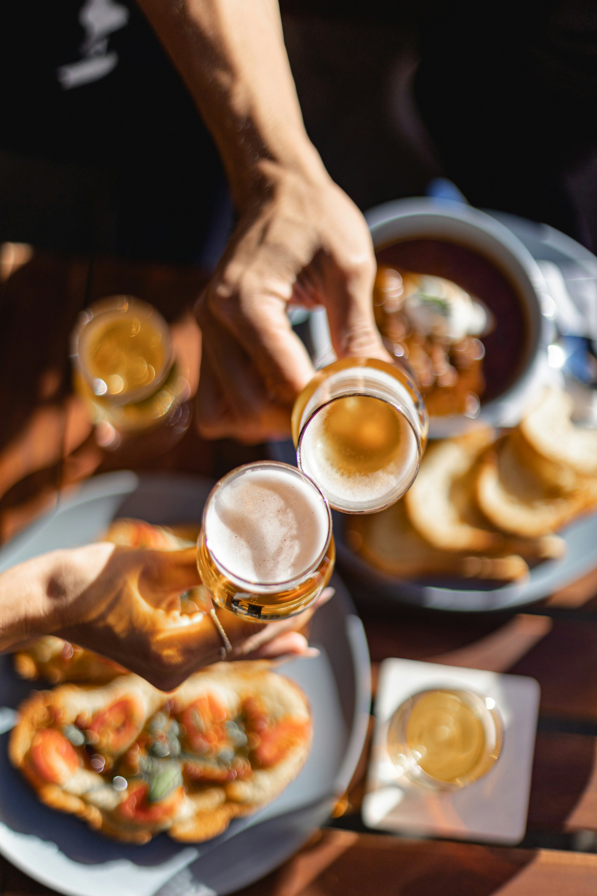 ビールをグラスに持つ人