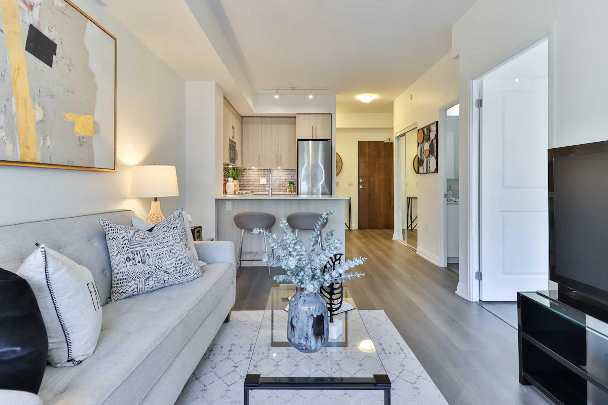Salón de un apartamento moderno con sofá y cocina abierta
