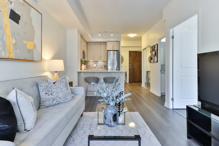 Salón de un apartamento moderno con sofá y cocina abierta