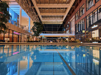 Interior shot of Itaquá Plaza showing clean, spacious walkways and vibrant store fronts.