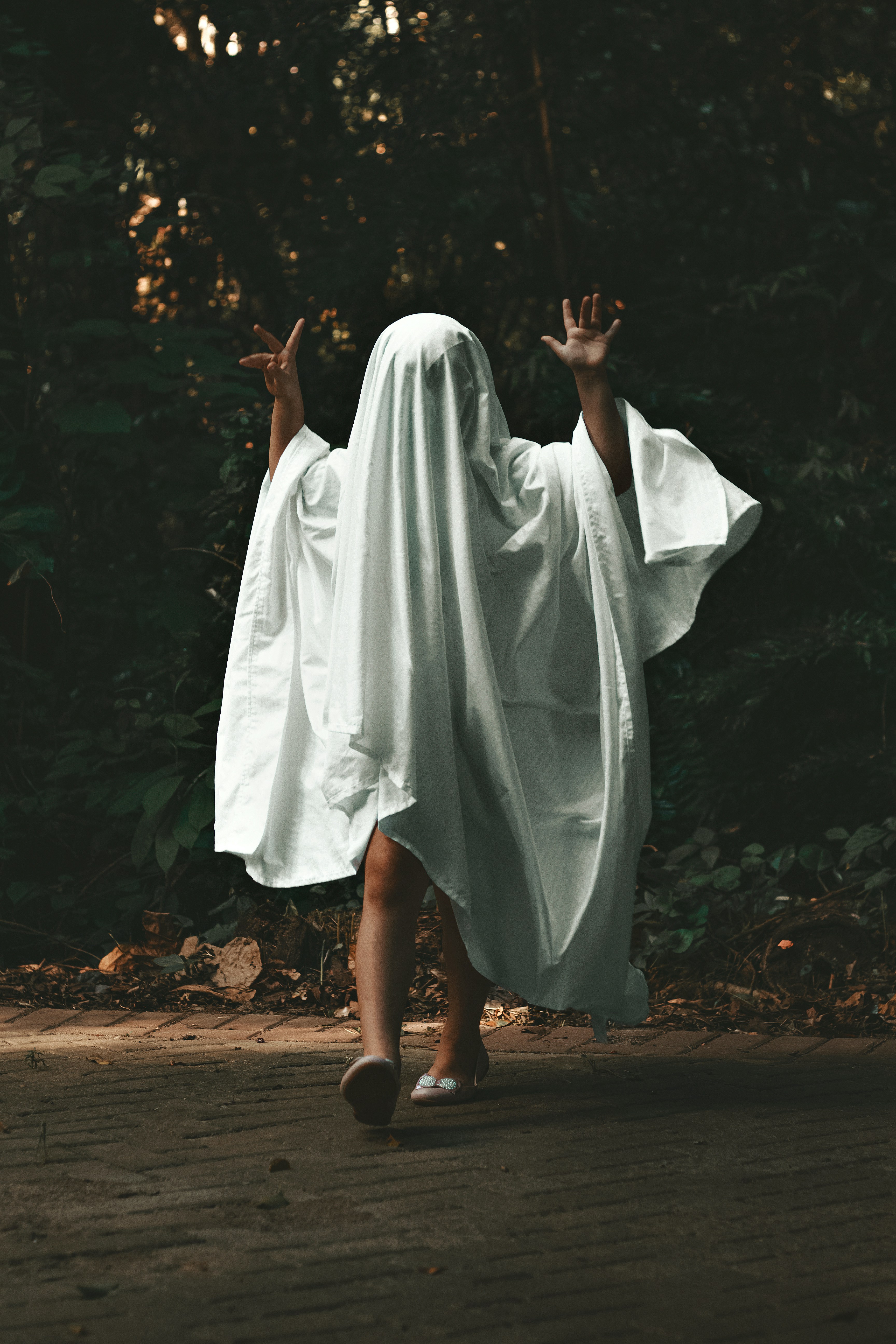 A person wearing a white dress photo – Free Apparel Image on Unsplash