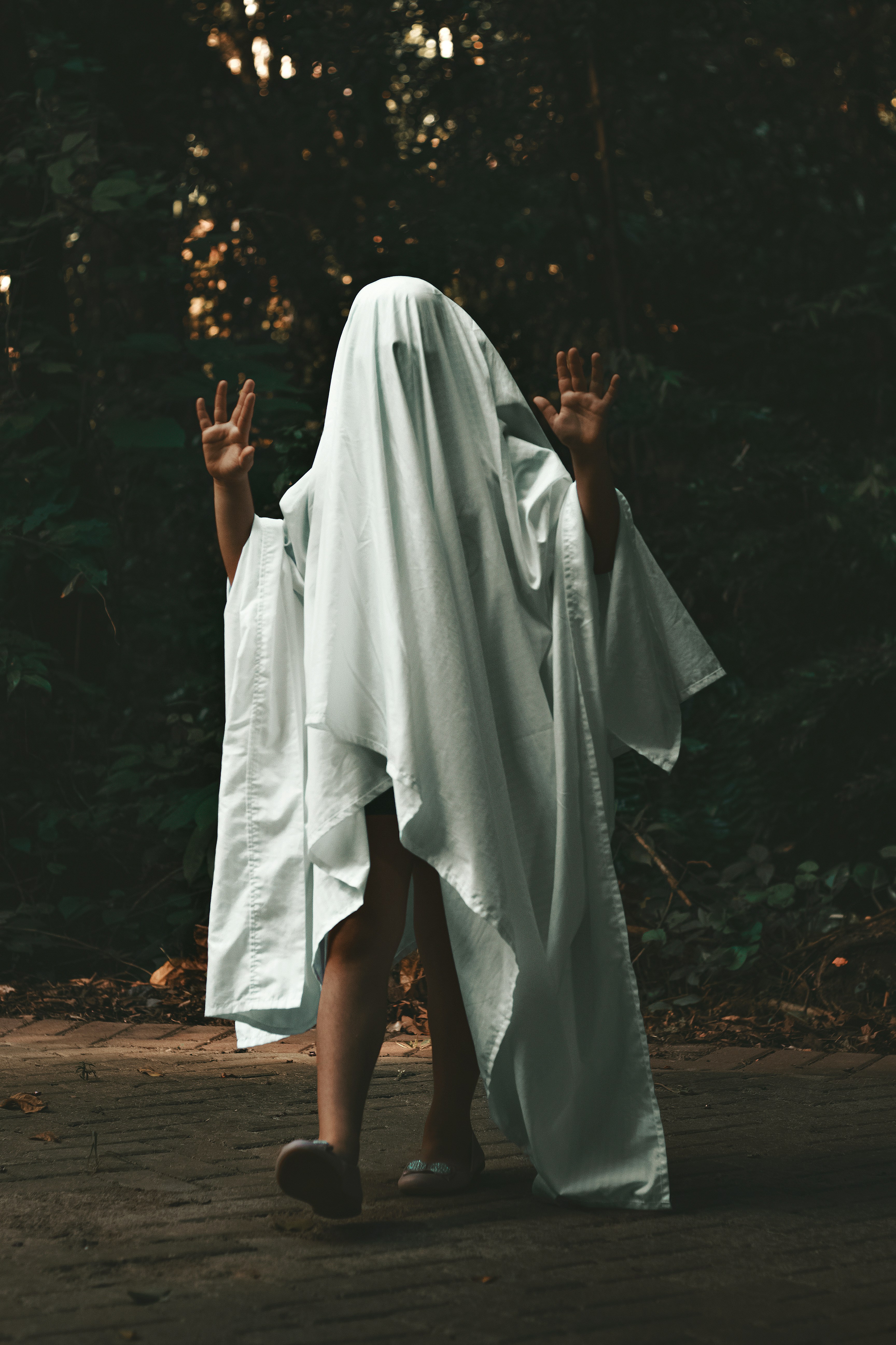A person wearing a white robe photo – Free Human Image on Unsplash