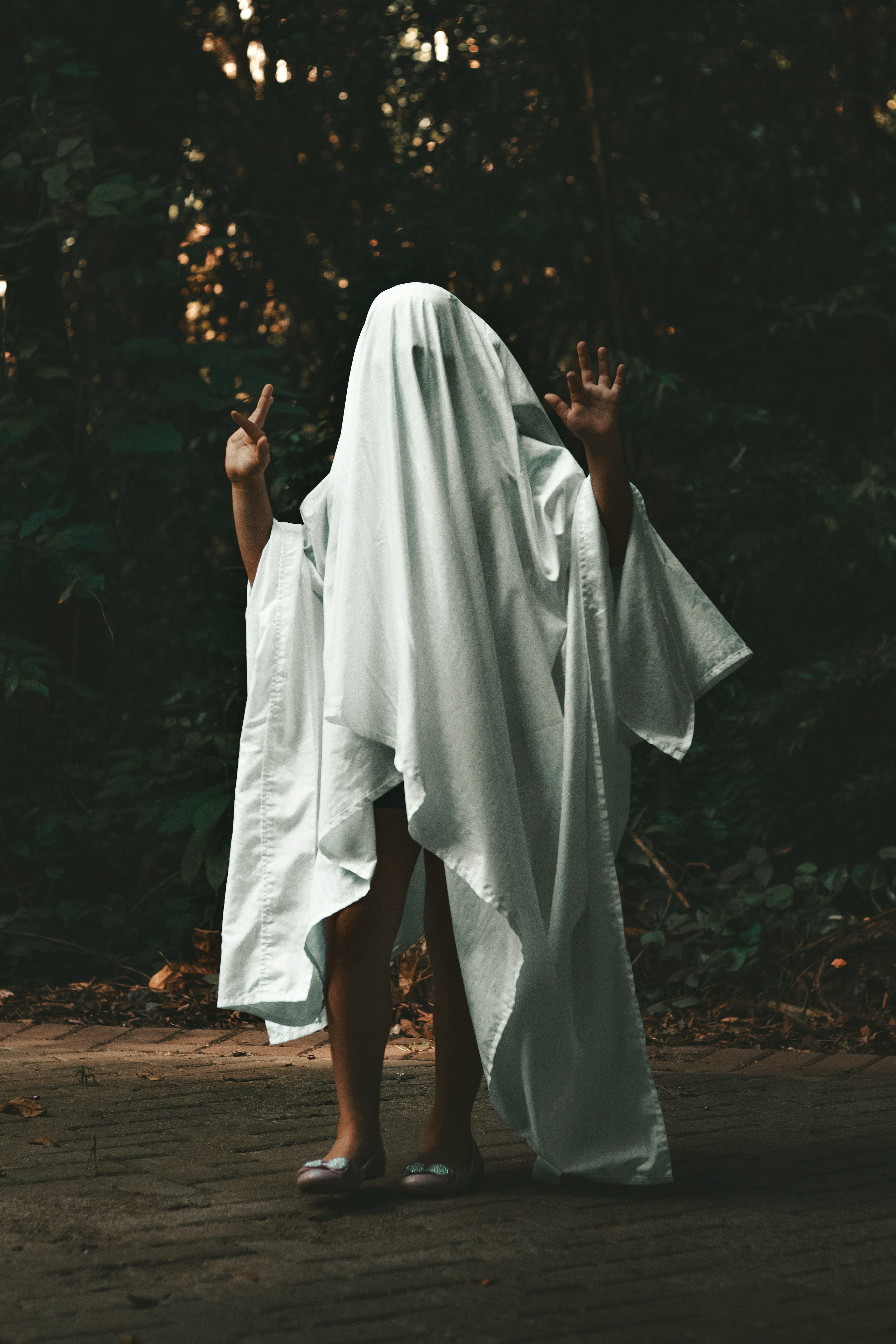 A person wearing a white robe photo – Free Apparel Image on Unsplash