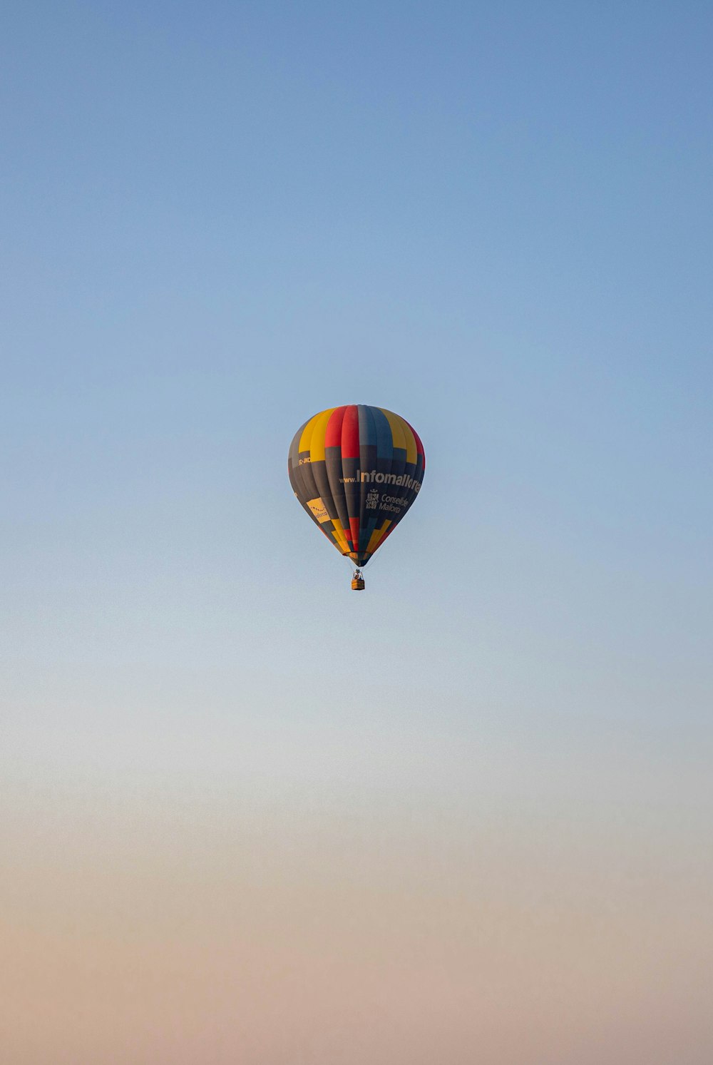 Ein Heißluftballon am Himmel