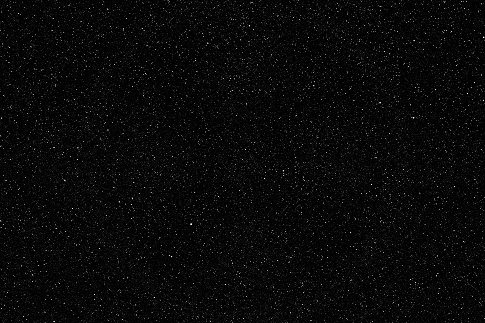 Un ciel noir avec des étoiles