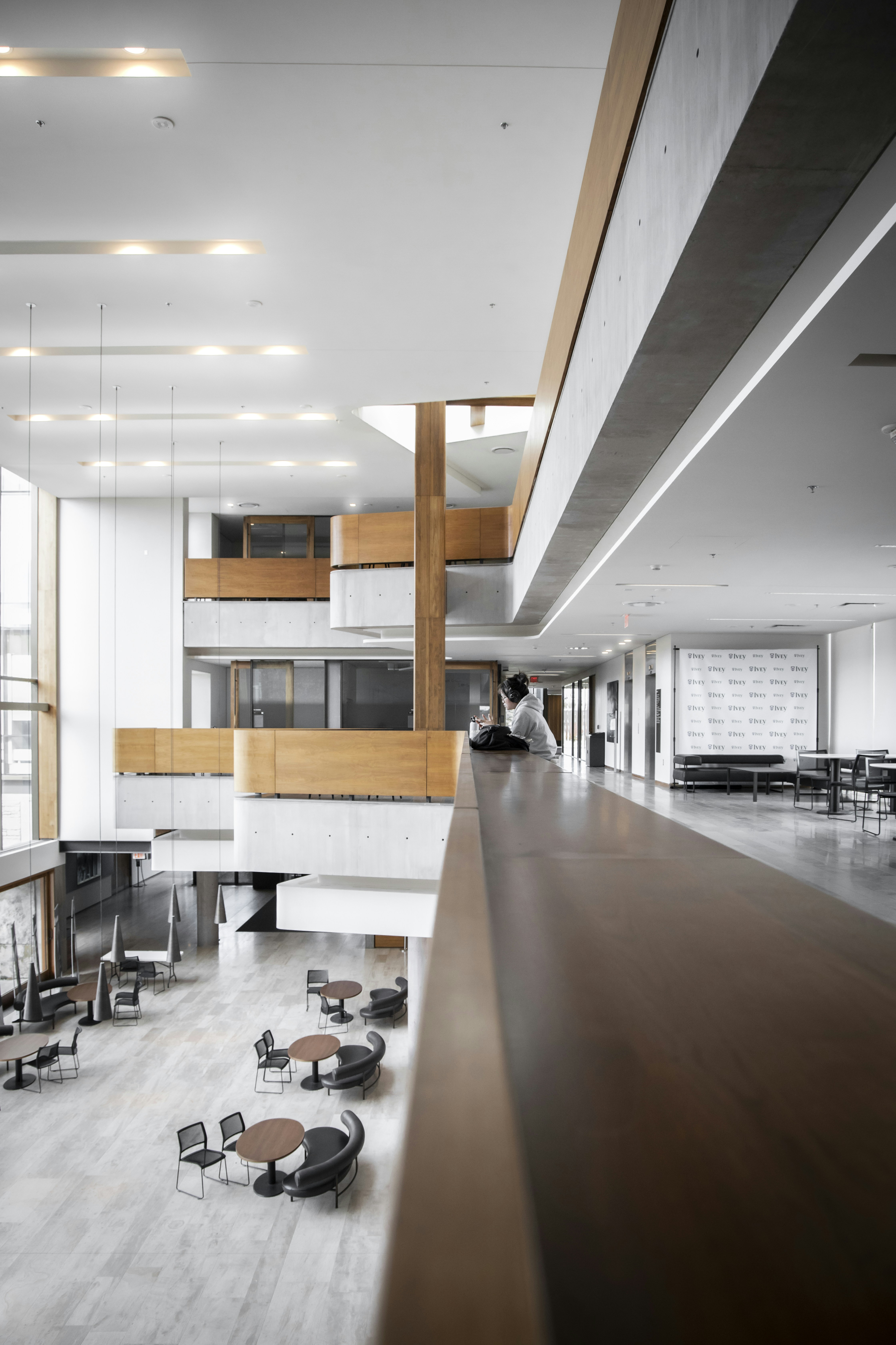 Navigating the Market Maze: Manhattan Real Estate and Macro Insights