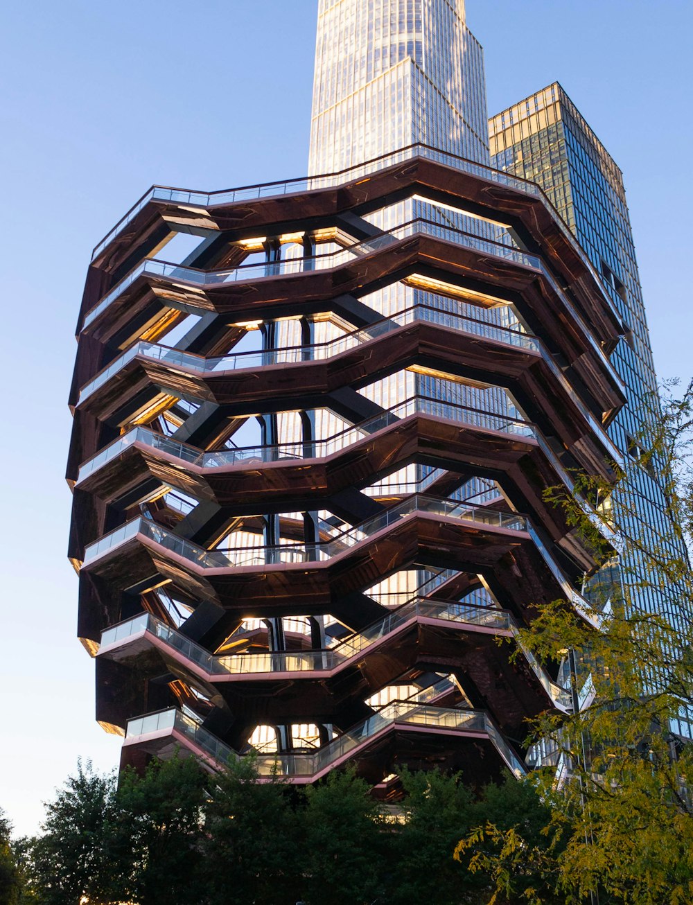 un edificio alto con alberi di fronte ad esso