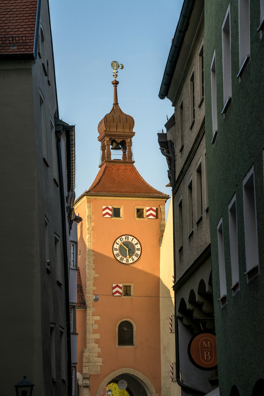 une tour d’horloge sur un bâtiment