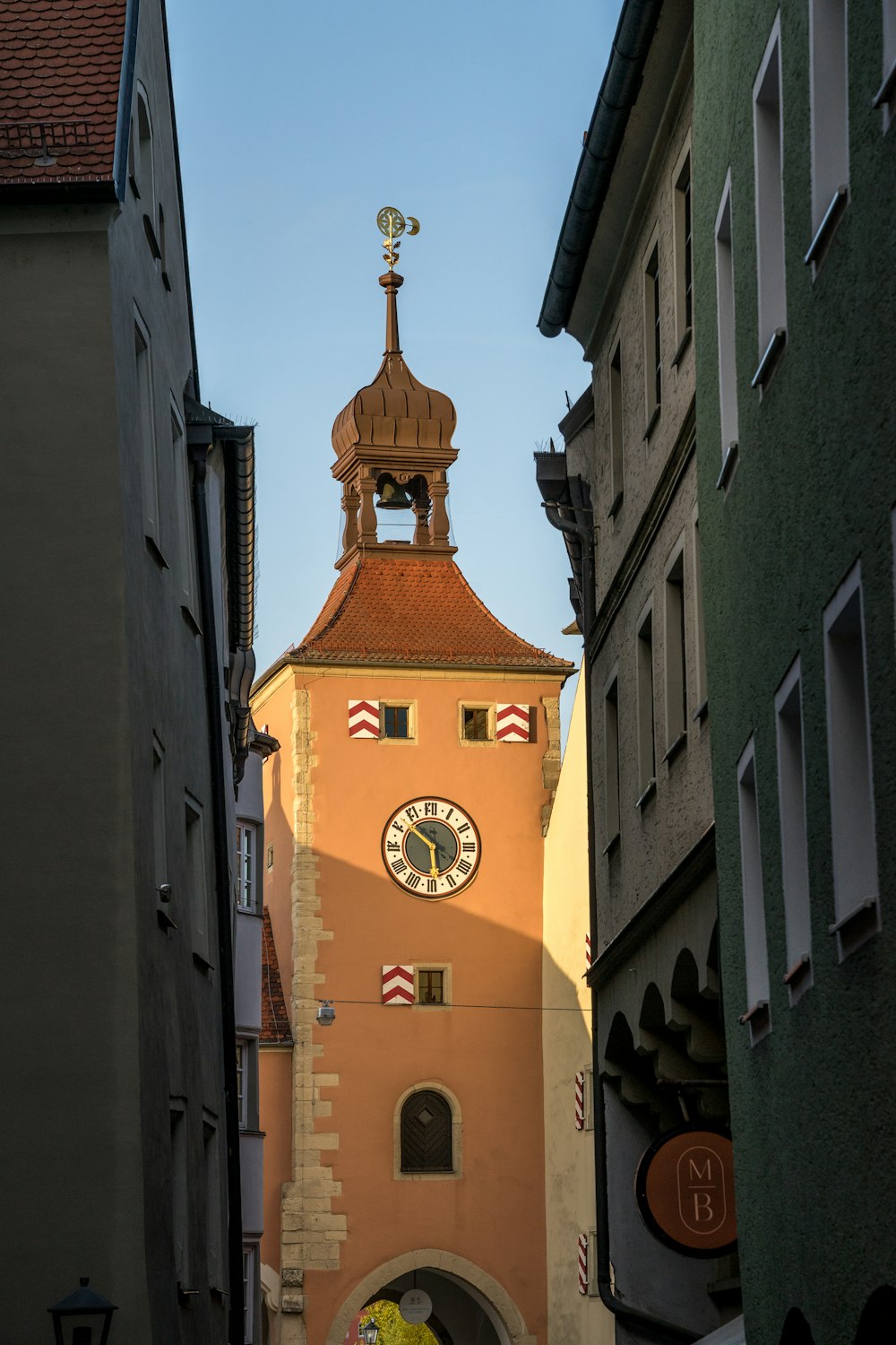 una torre del reloj en un edificio