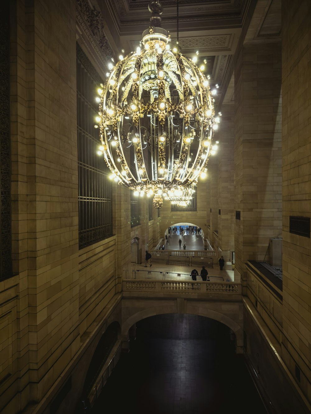 Un grande lampadario in un edificio