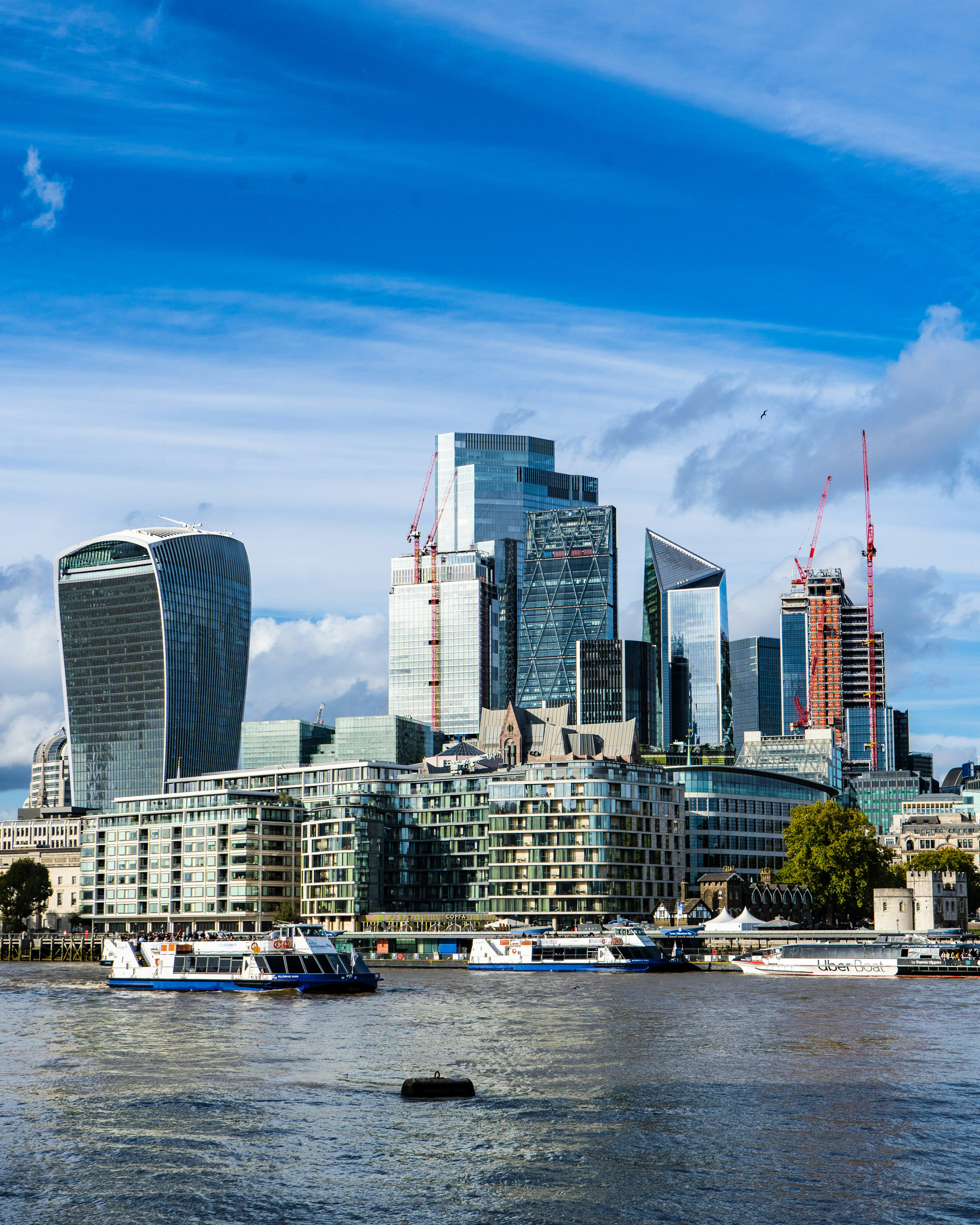 Eine Stadt mit hohen Gebäuden