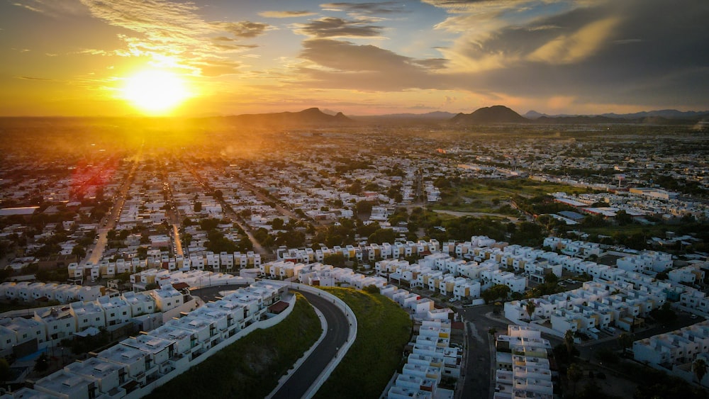 Une ville avec une route et un coucher de soleil