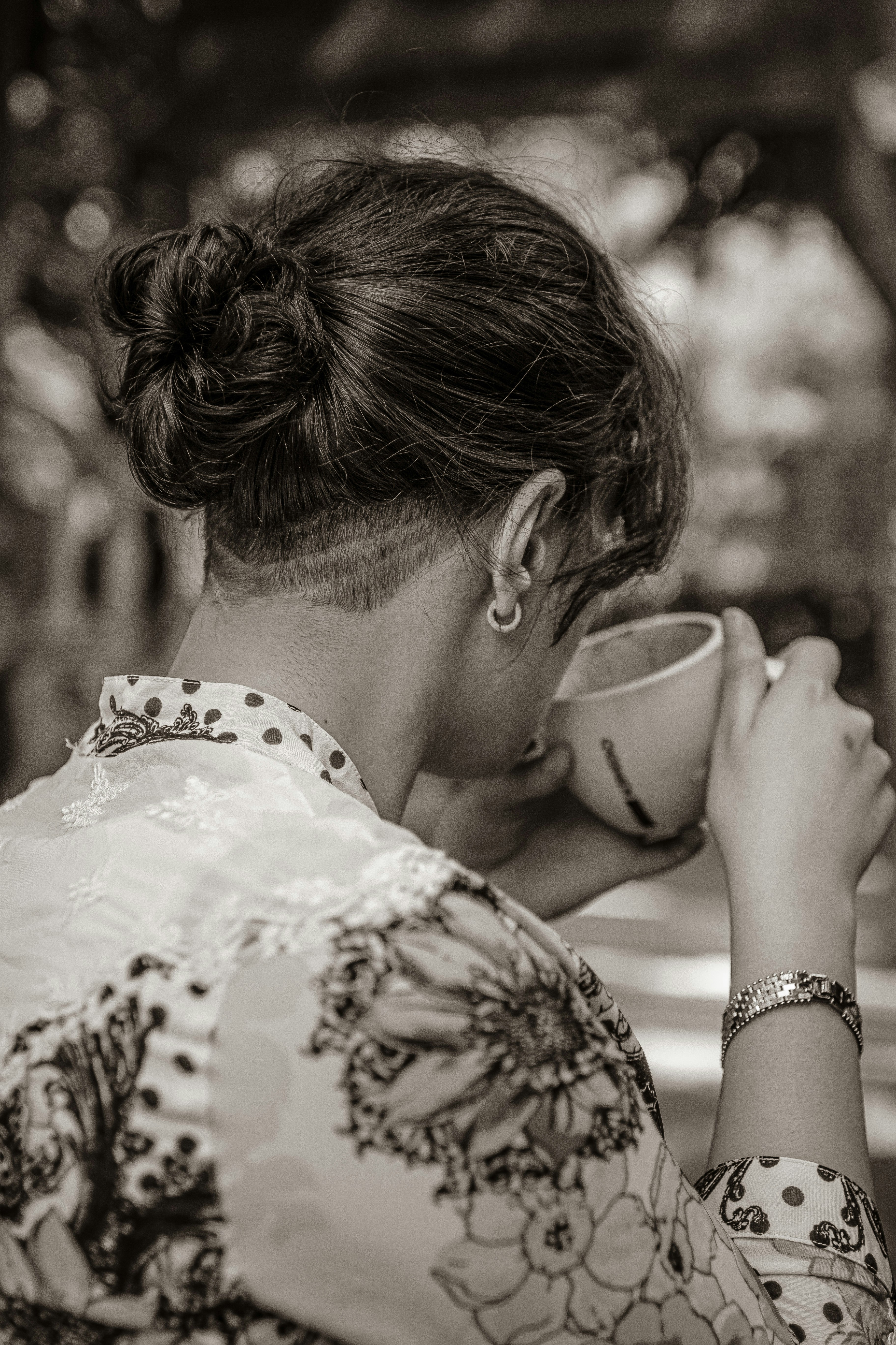 une personne buvant dans une tasse