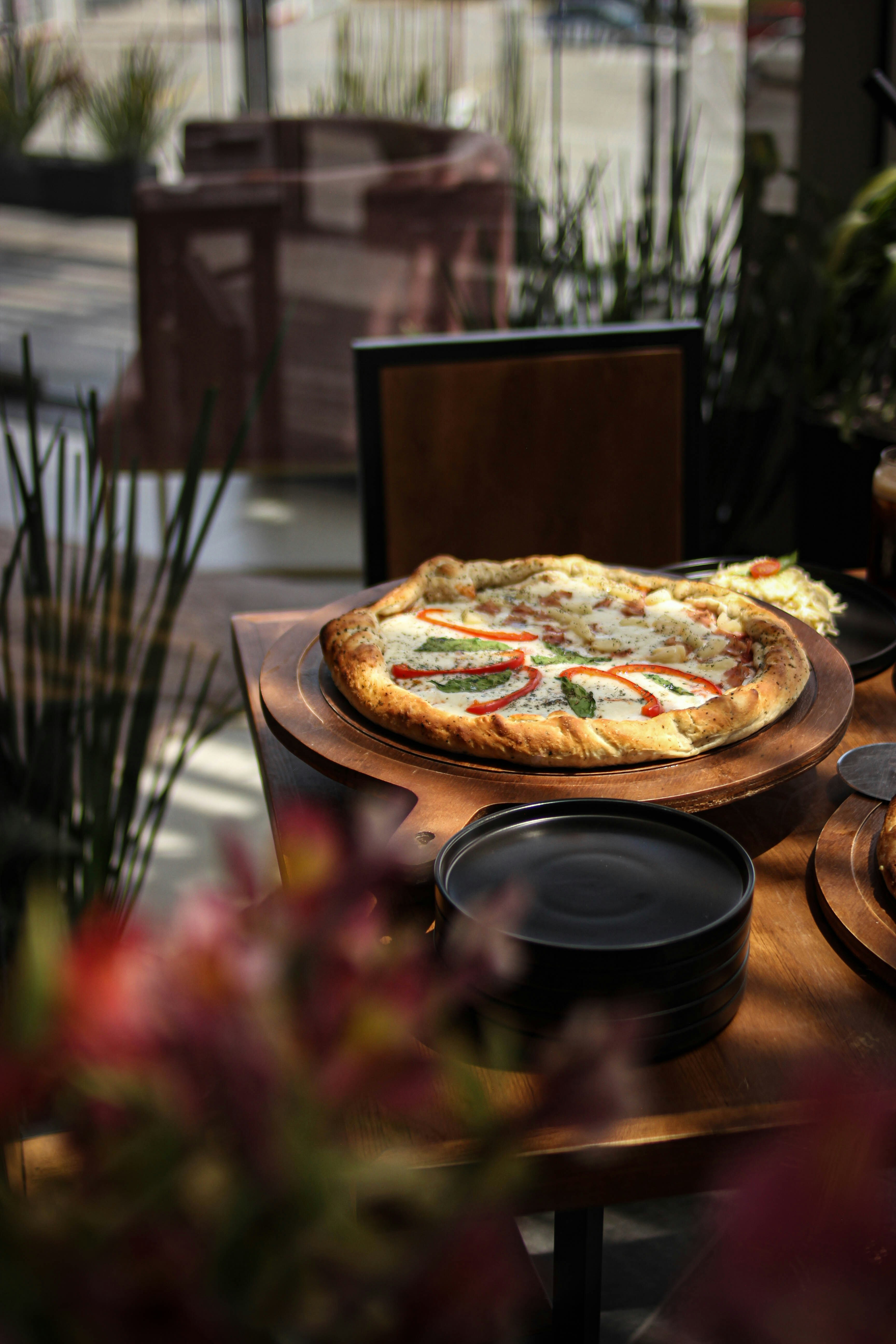 una pizza en un plato