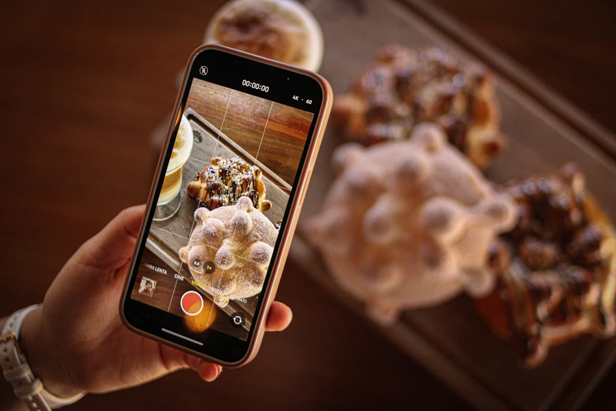 亡靈麵包擺在木板上，表面撒著糖粉