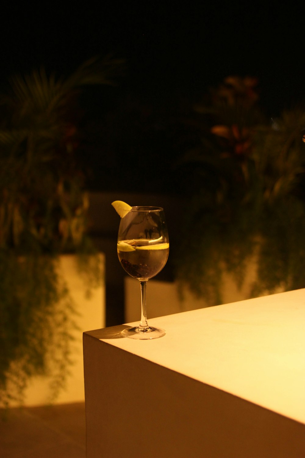 テーブルの上のグラスワイン