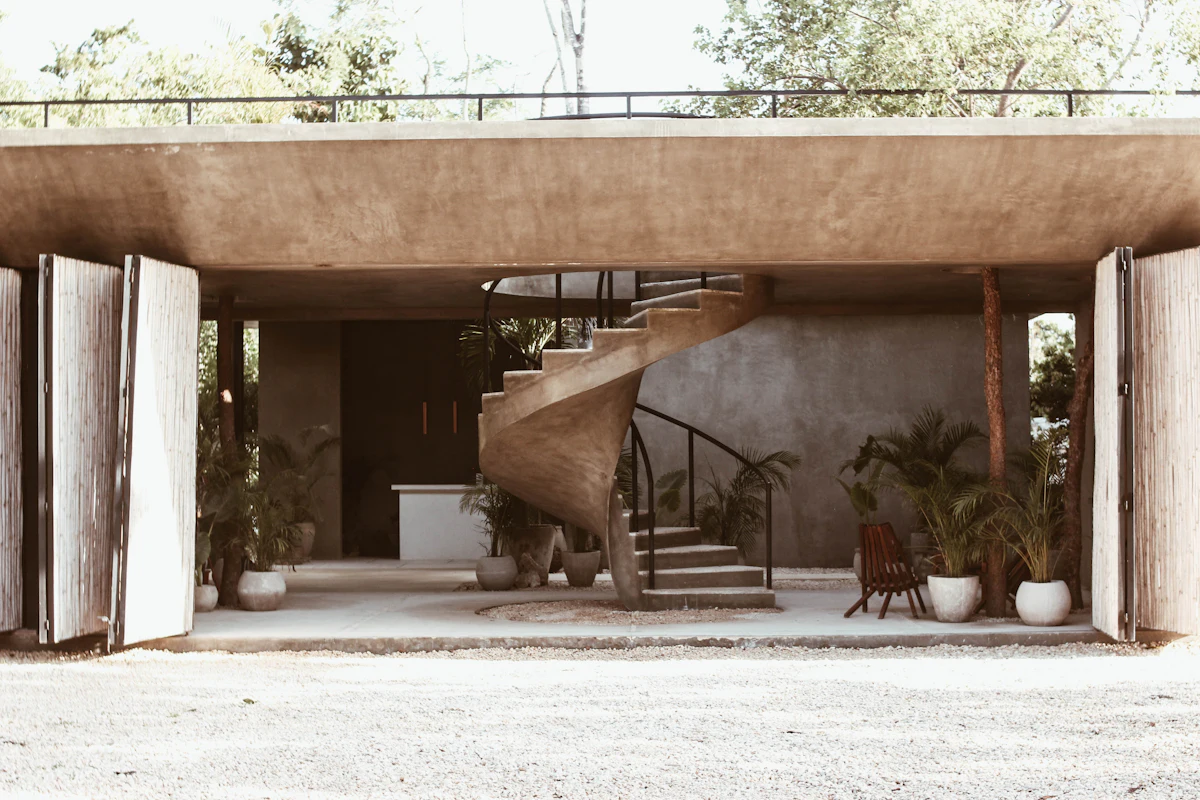 Escalera de caracol de madera en un patio de tierra