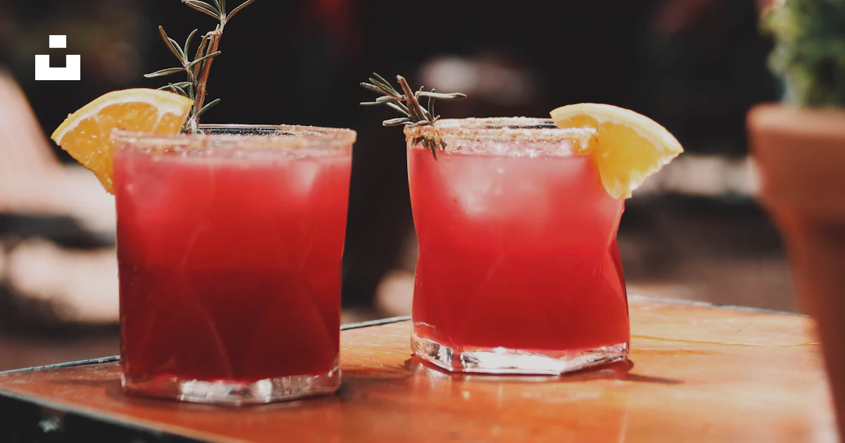 Un groupe de boissons sur une table photo – Image gratuite de Boire sur ...