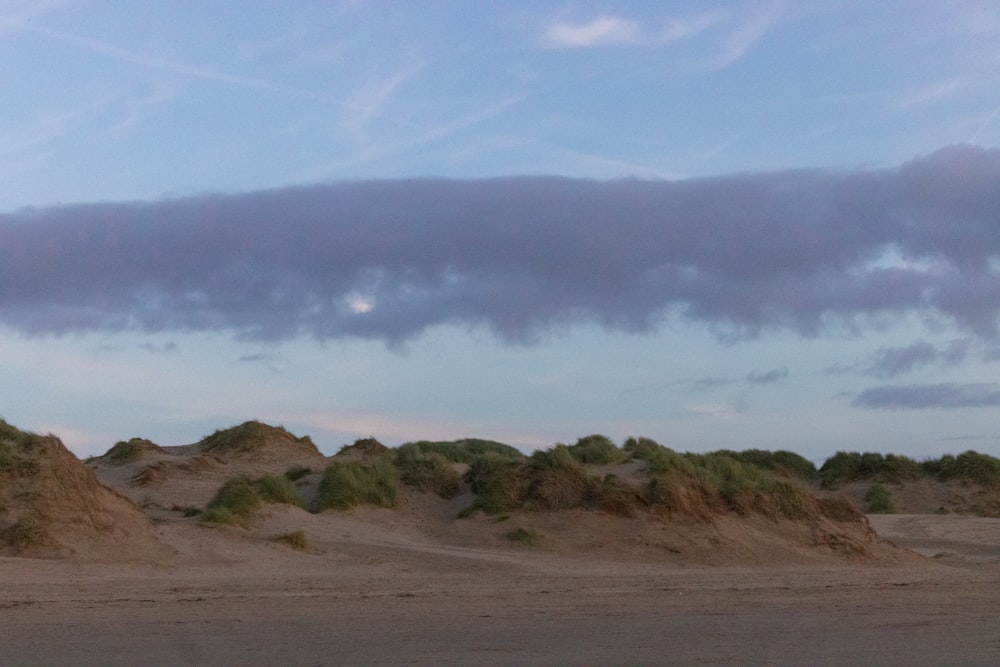 Un paisaje desértico con nubes