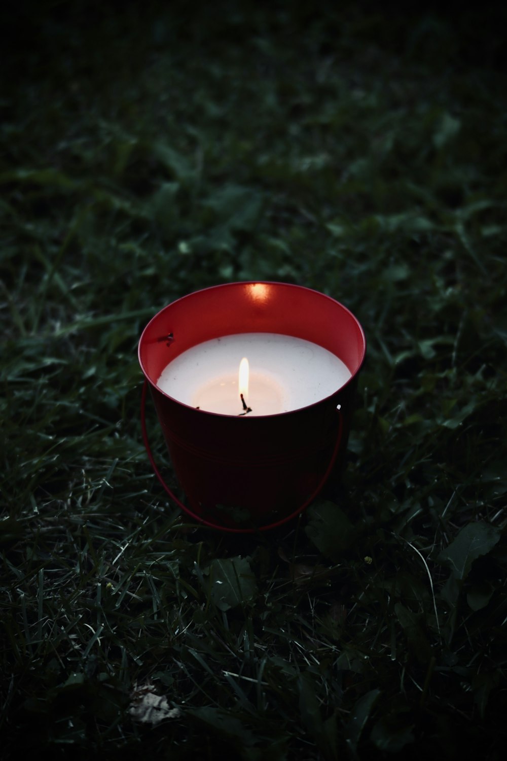 Una candela in una pentola rossa