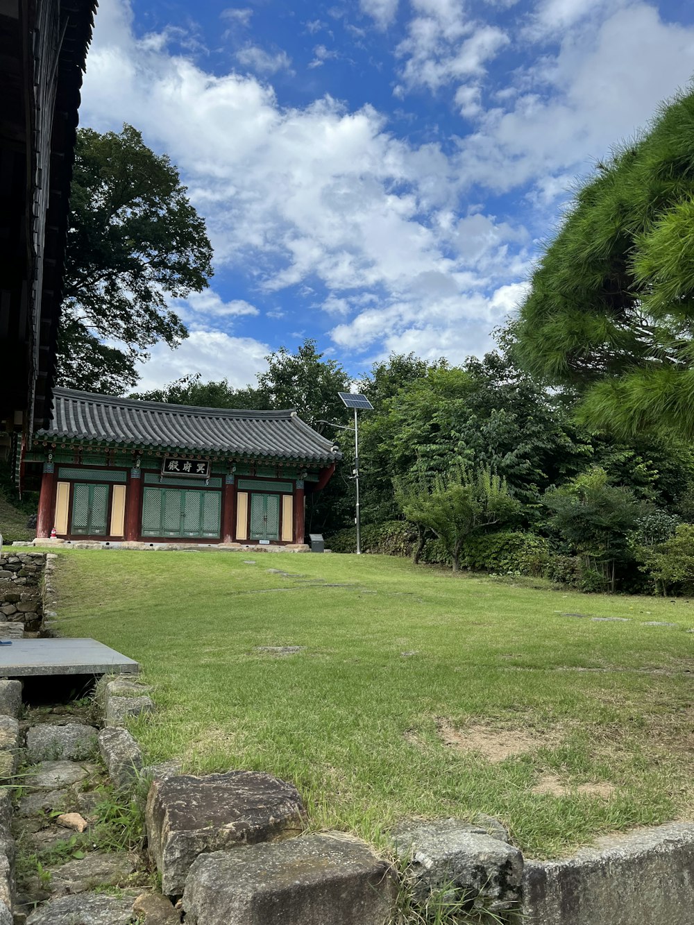 una casa con un cortile d'erba