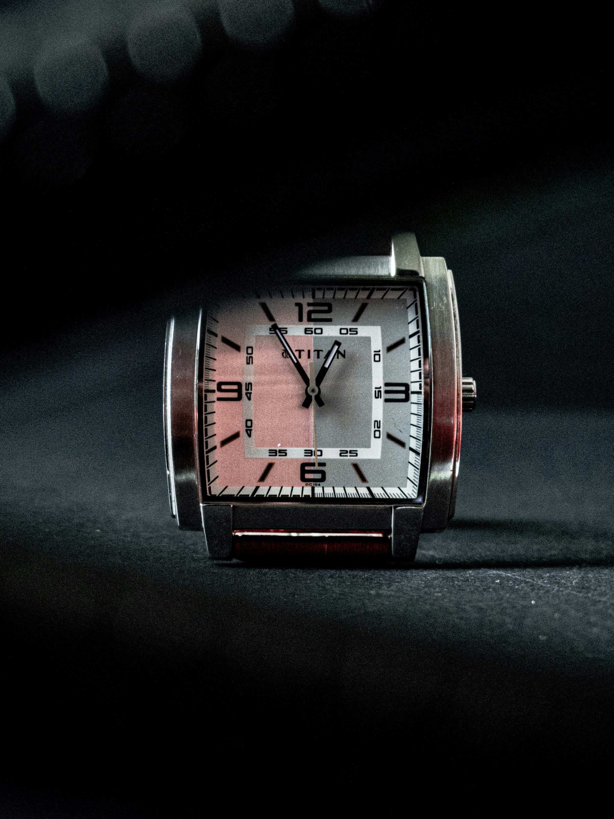 Jam tangan di atas meja