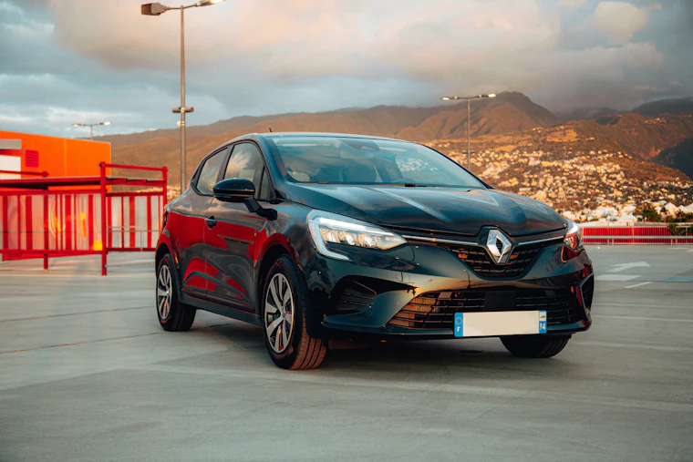 Koyu renkli Renault Clio, otoparkta önden yan görünüm