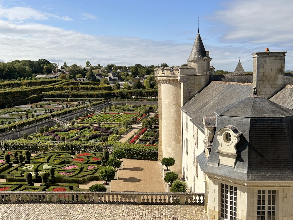 un grand bâtiment avec un jardin en face