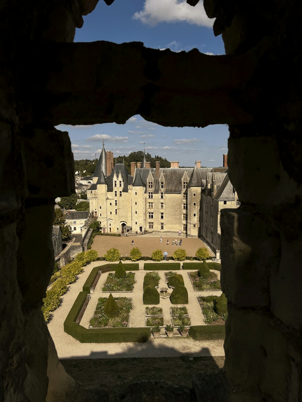 un grand bâtiment avec une cour et une grande cour