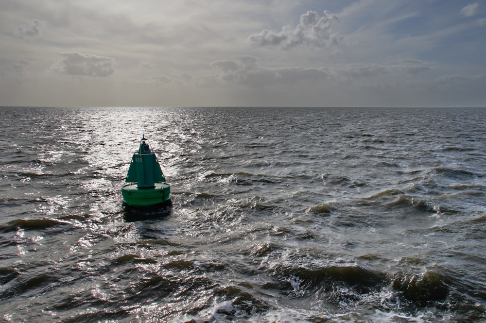 Ein grünes Boot im Ozean