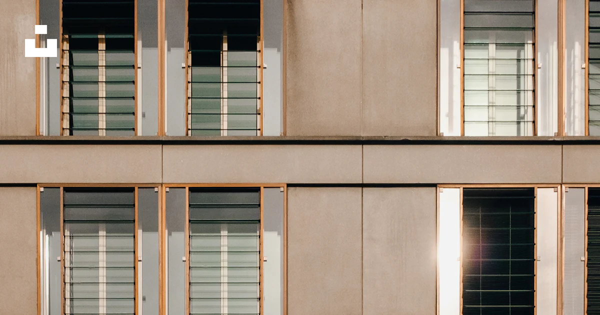 A building with windows photo – Free Architecture Image on Unsplash