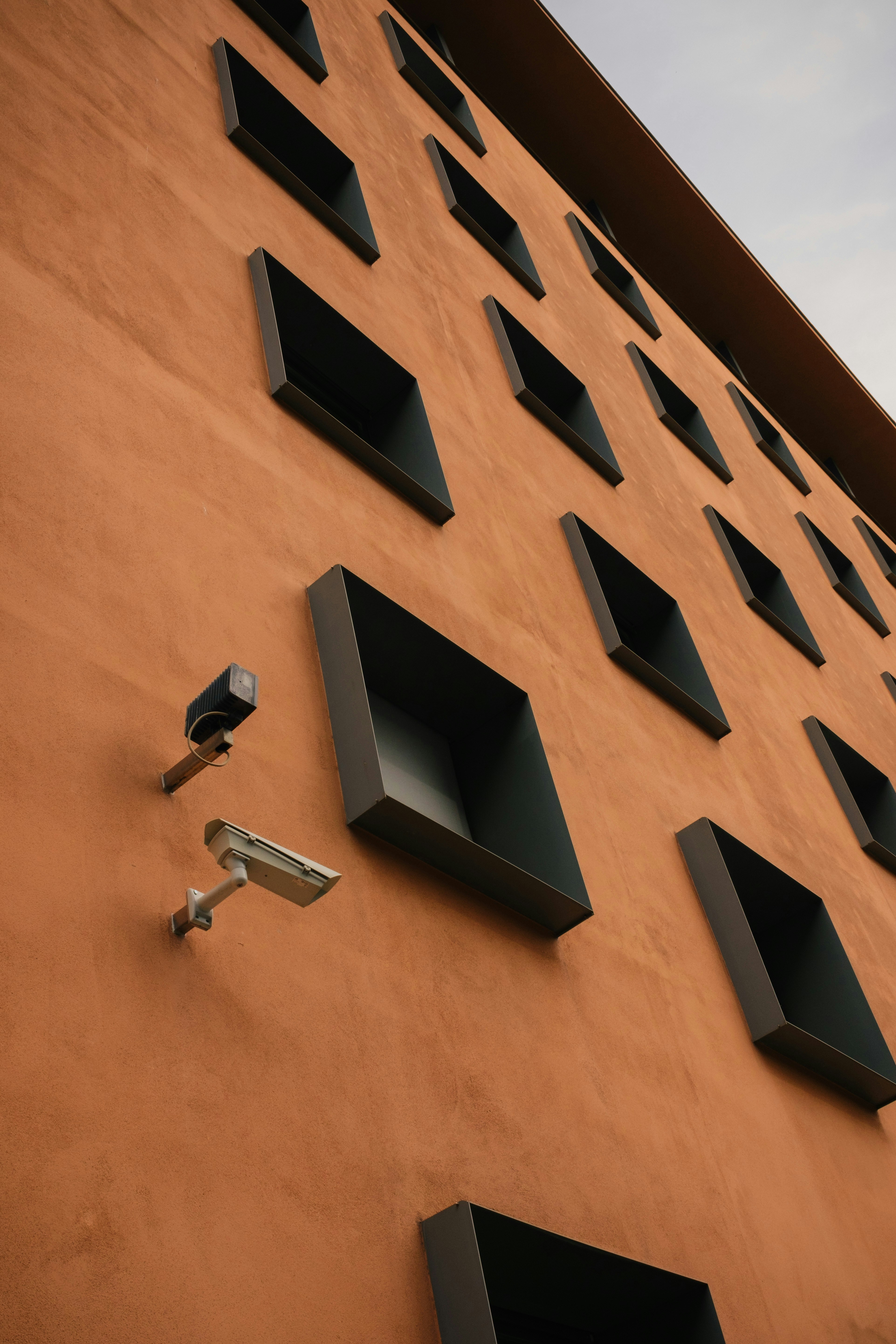 Un edificio con ventanas