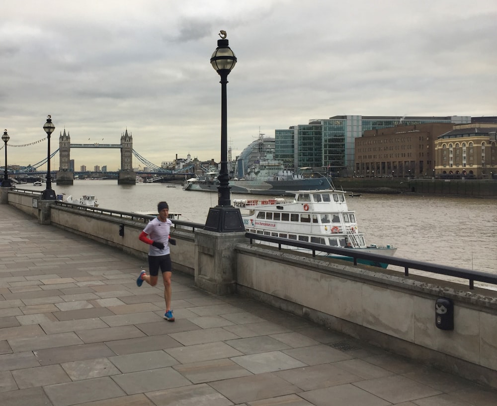 una persona corriendo en un puente