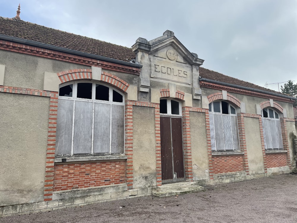 a brick building with windows