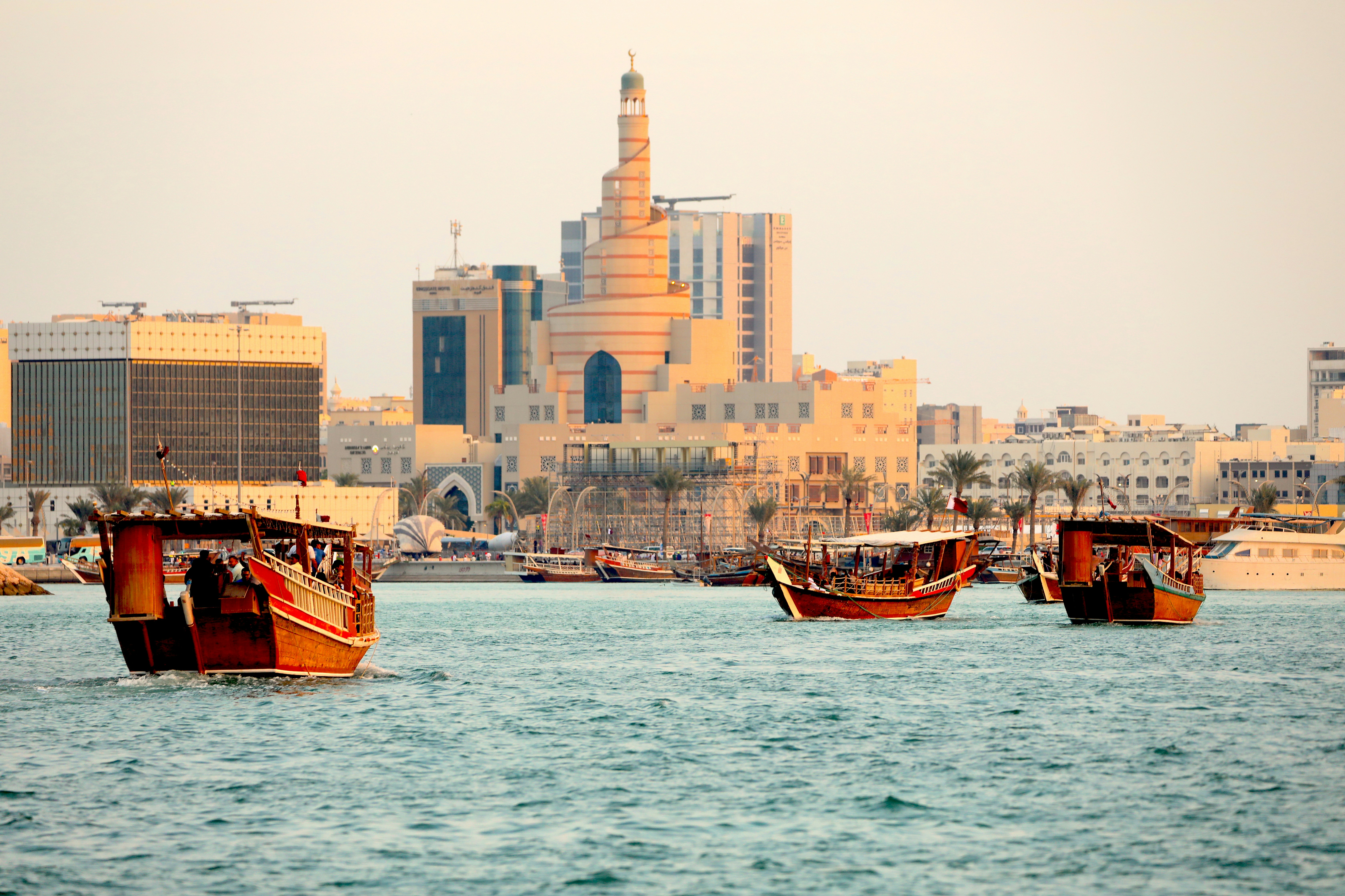 Las embarcaciones tradicionales “dhow” en la Bahía de Doha [Foto: Rahul Joglekar/Unsplash]