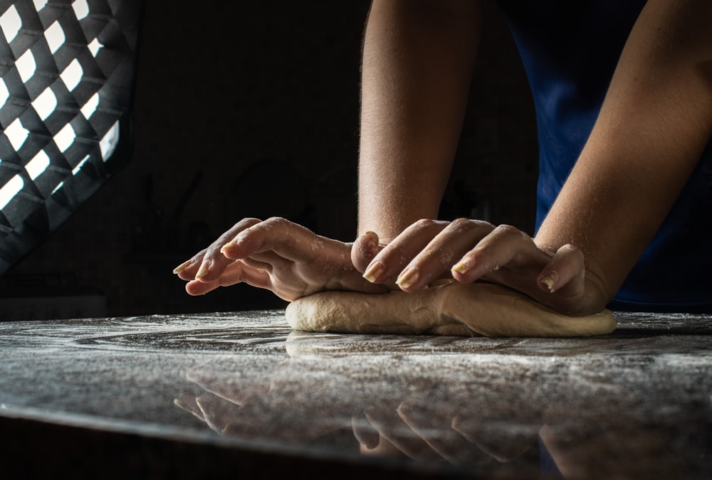 Le mani di una persona su un tavolo