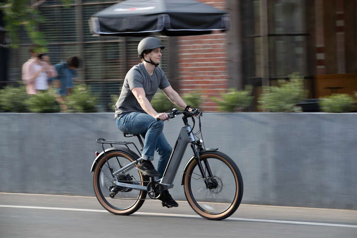 Un cycliste en vélo électrique dans une rue en ville