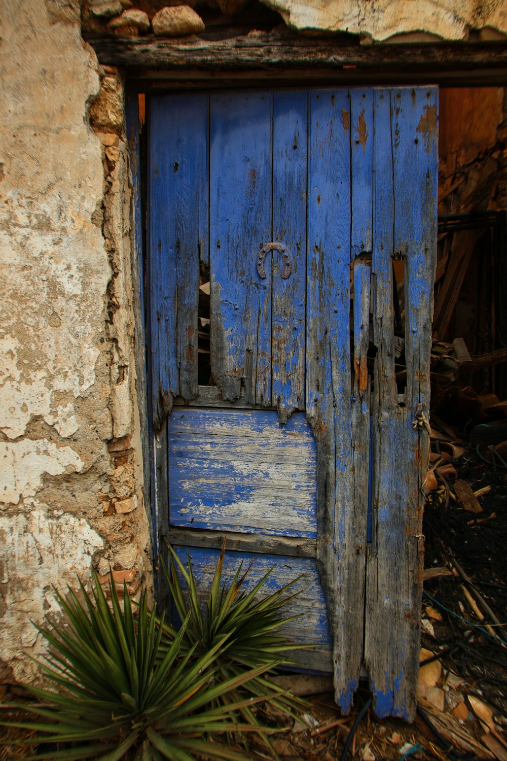 Una puerta azul en un edificio