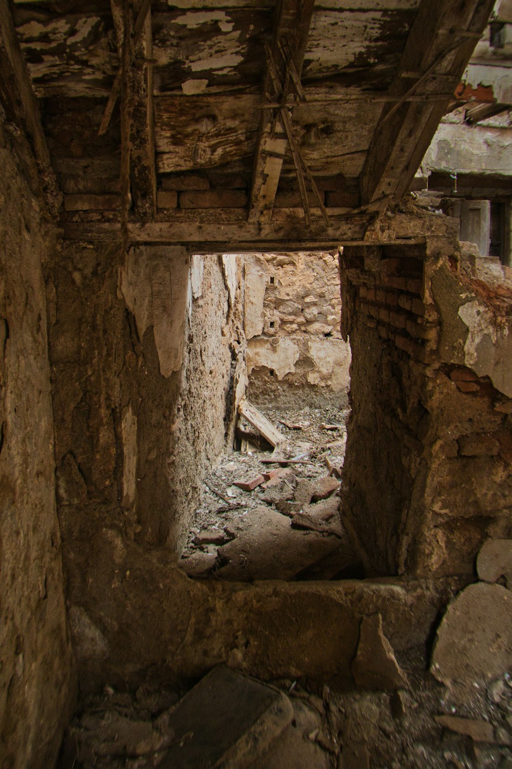 un edificio de piedra con un agujero