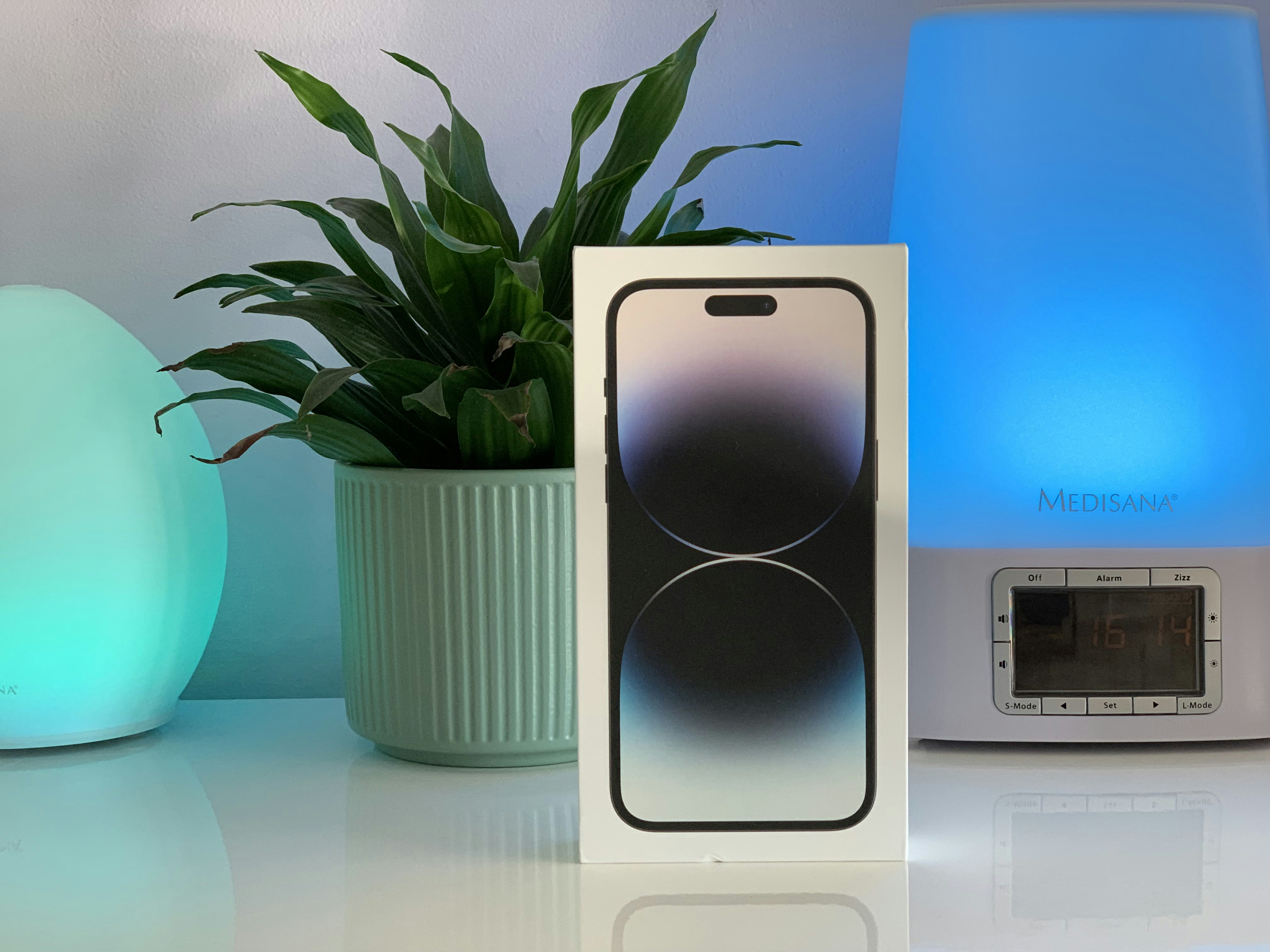 iPhone 15 Pro Max accessories and packaging contents