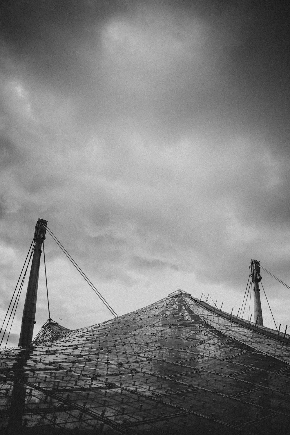 Ein Dach mit bewölktem Himmel