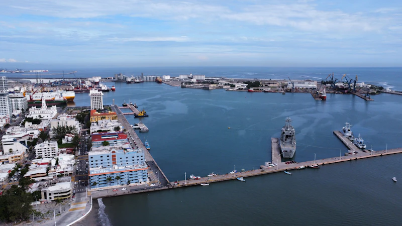 Vista del puerto con el puente y los edificios de la ciudad