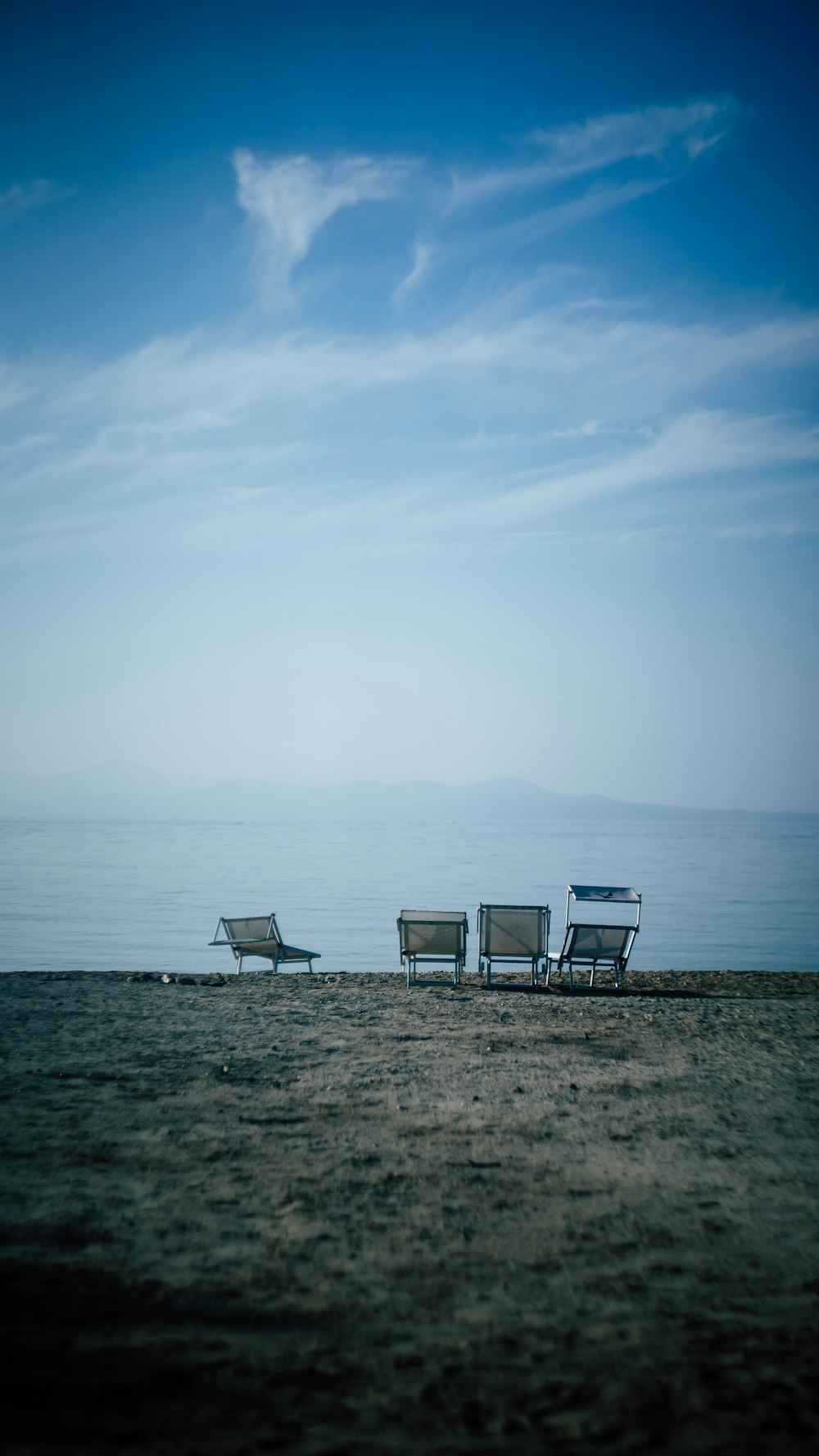 Un gruppo di sedie siedono su una spiaggia