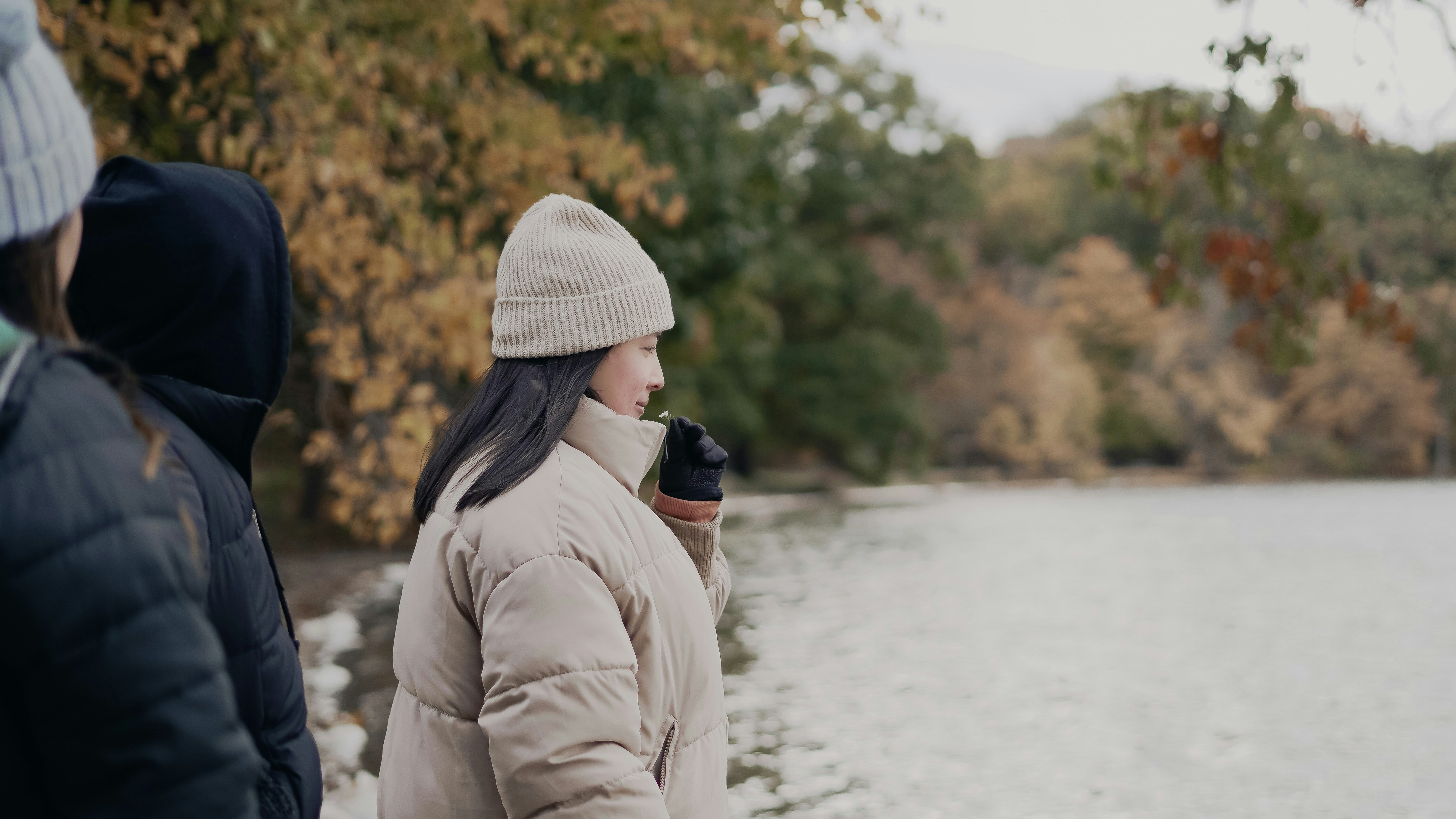 une personne avec un chapeau et un foulard sur la tête regardant une autre femme