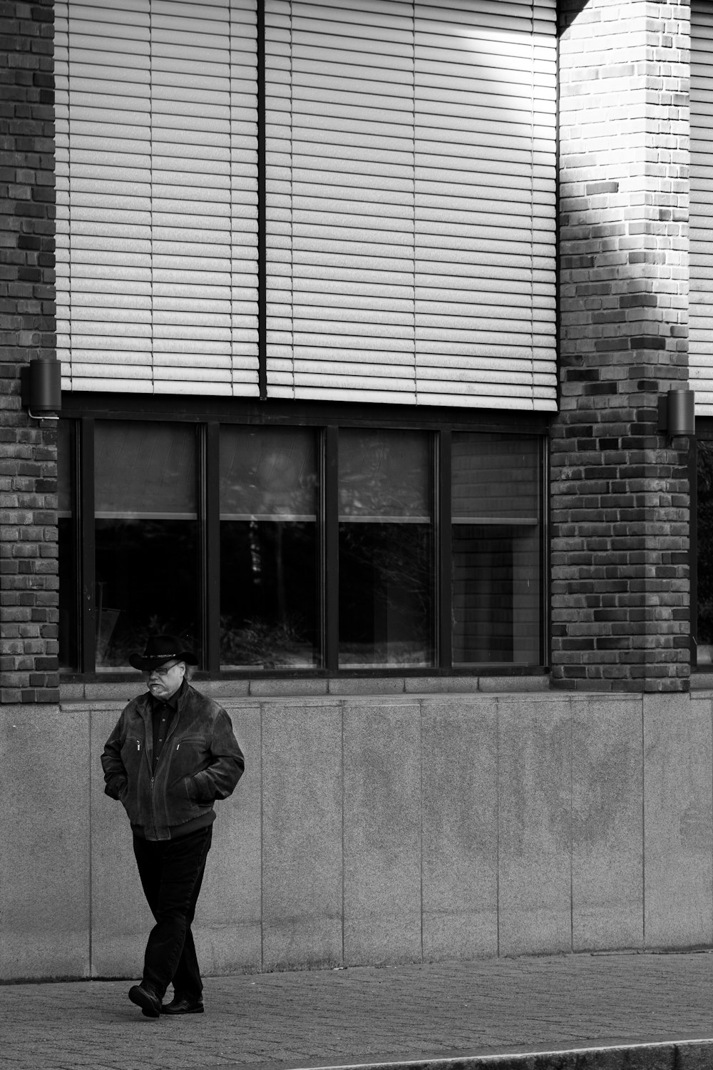 um homem em pé na frente de um edifício