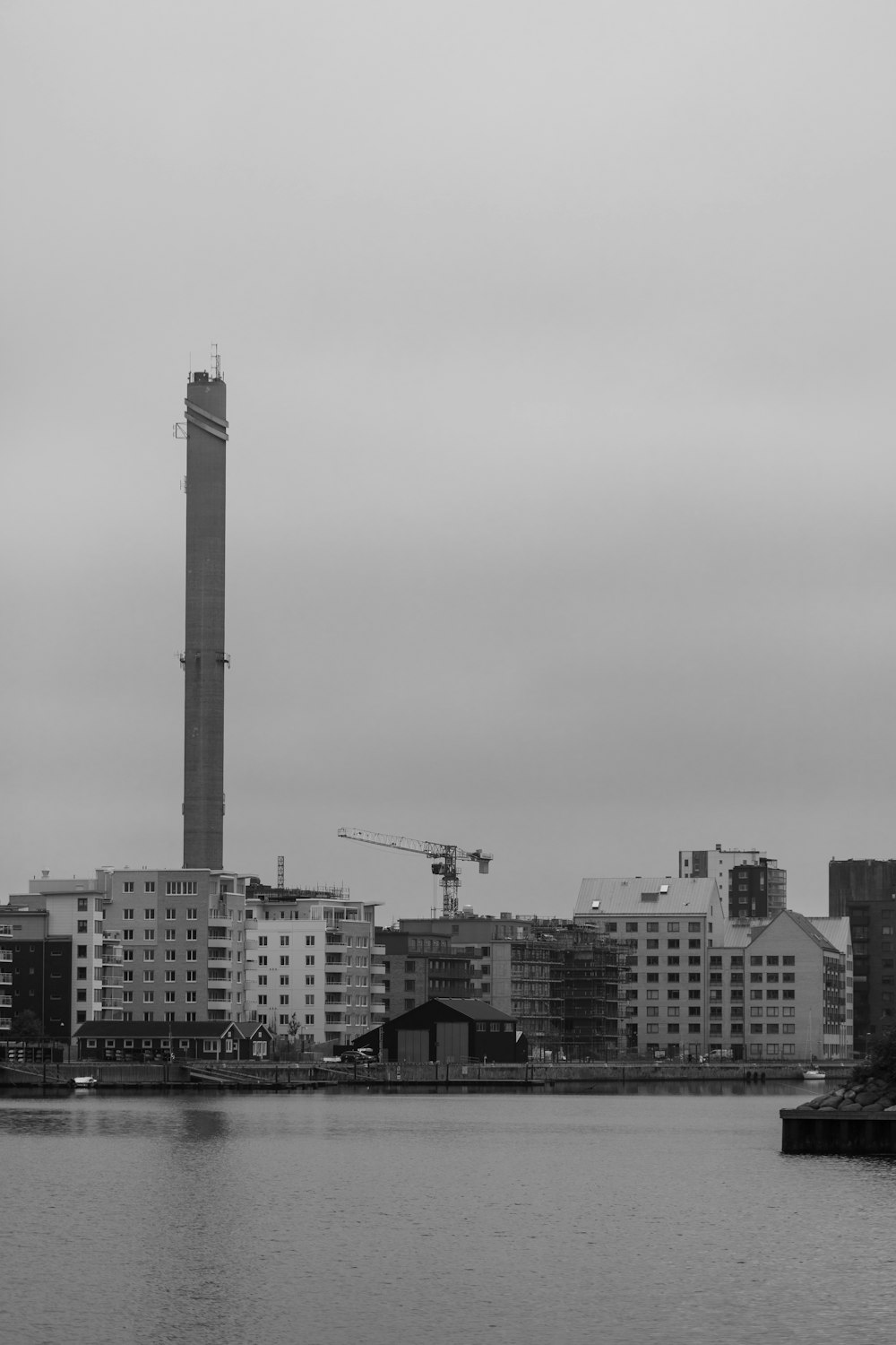 uma cidade ao lado de um corpo de água