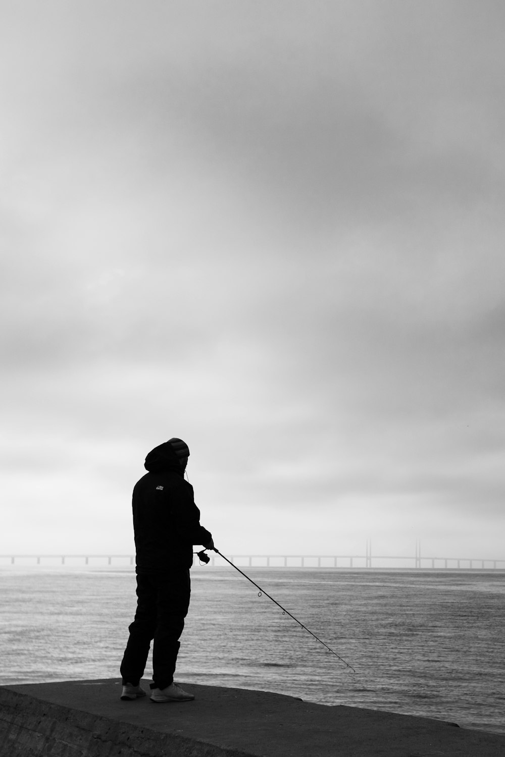 eine Person, die auf einem Pier fischt