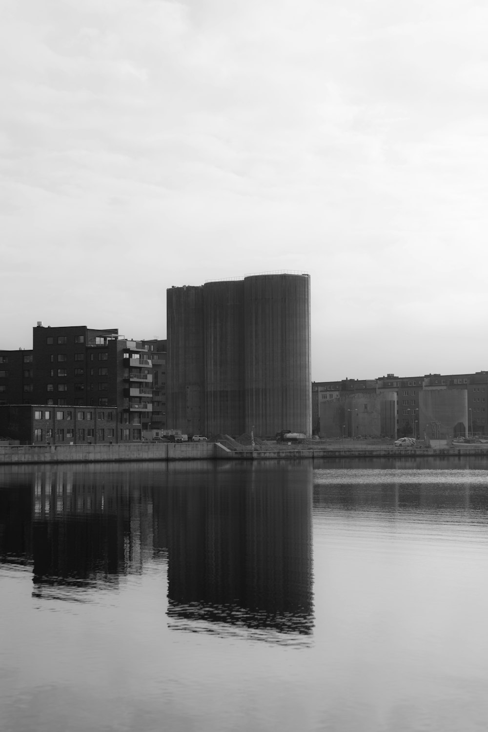 un plan d’eau avec des bâtiments le long de celui-ci