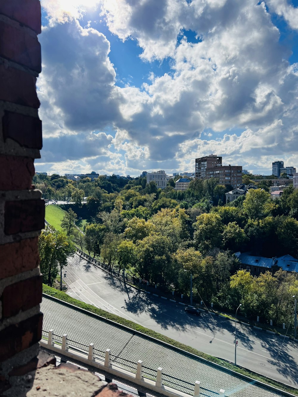 Una vista de una ciudad desde un balcón